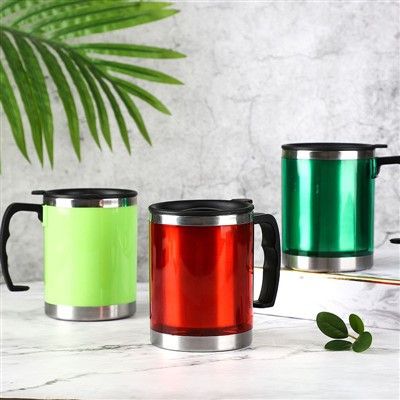 Gjenbrukbare iskaffekopper i plast